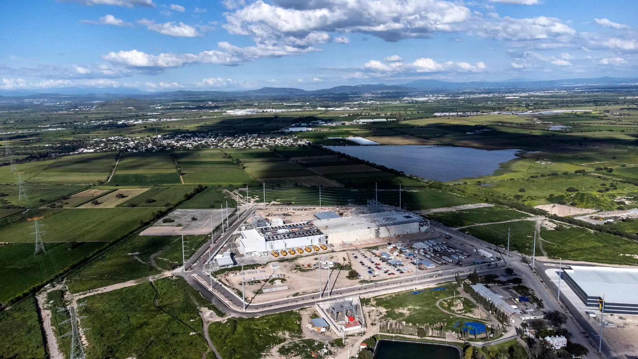 Штучний інтелект проти реальності: як дата-центри позбавляють громади світла і води